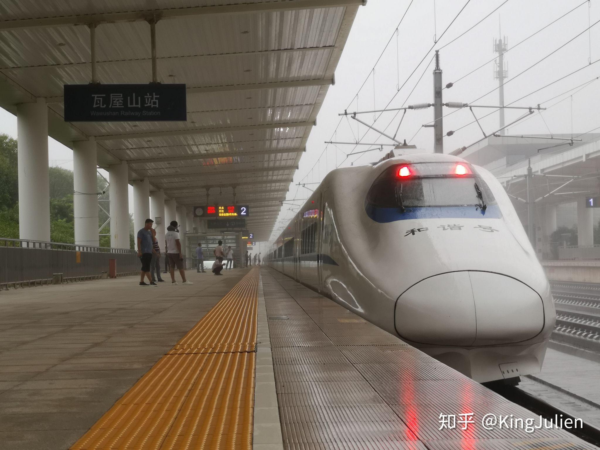 尽快按了几次快门后,笔者便匆忙离开:d2191停站期间待避的g33 北京南