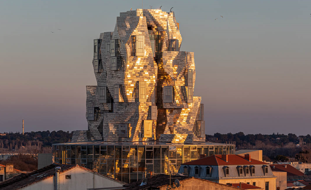 Frank Gehry｜解构主义风格——雕塑般的形式，非常规的材料 - 知乎