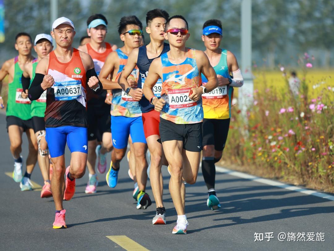 还有写赛道上有爱的画面:这是最后一名大爷,马拉松的精神就是坚持不懈