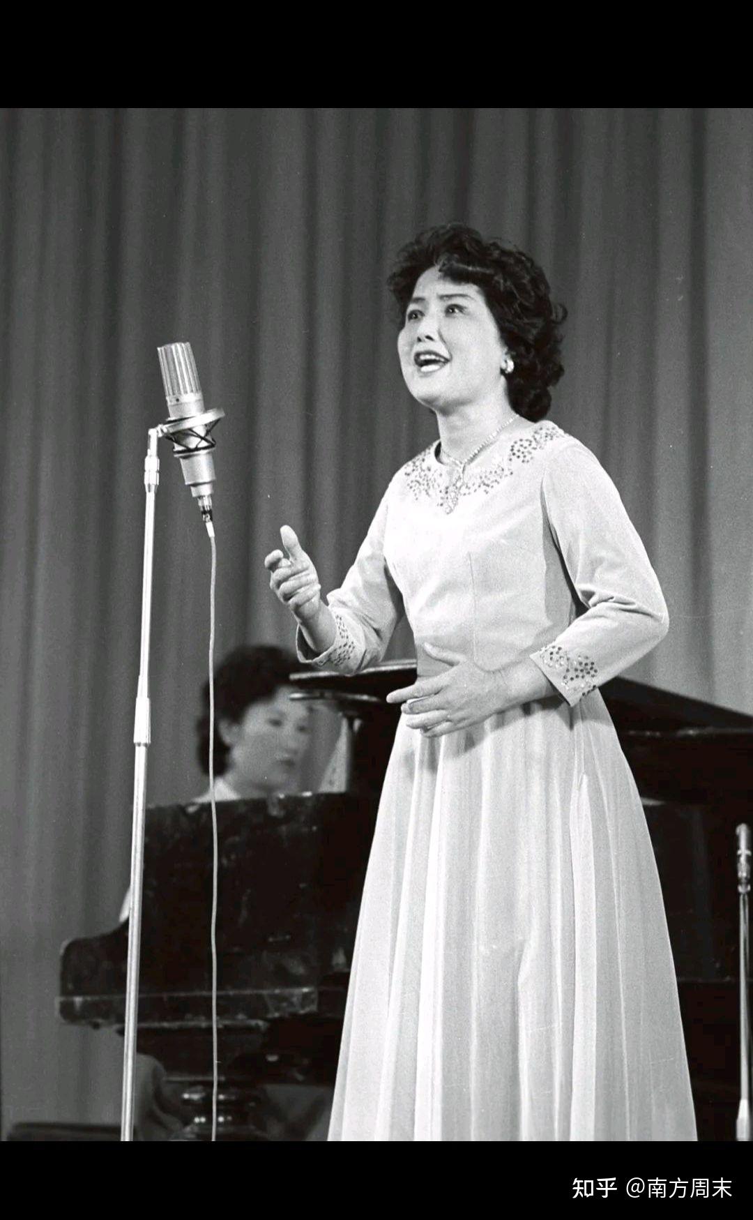 1979年10月,中央音乐学院女高音歌唱家叶佩英在北京民族文化宫演出