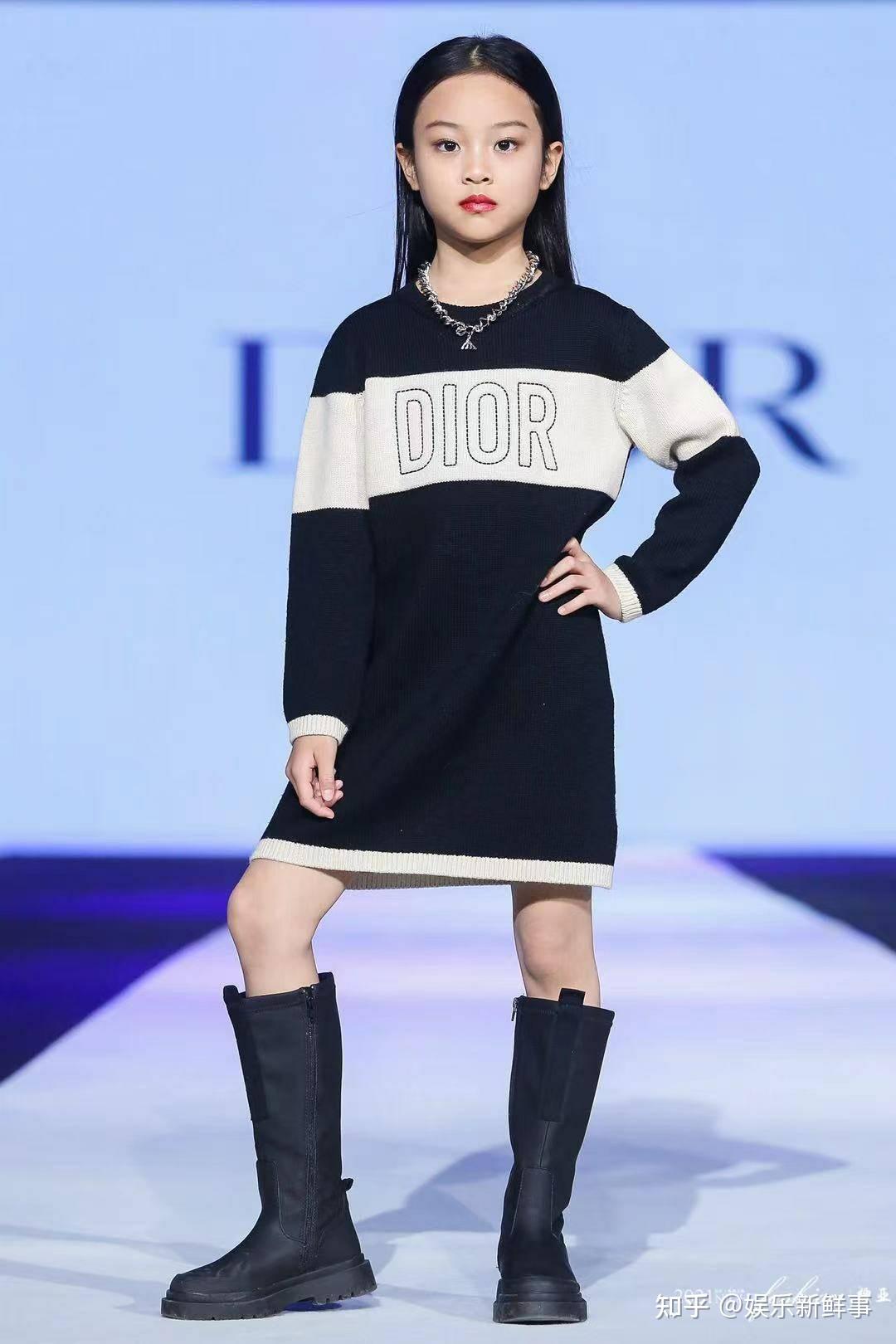 甜馨首次登台走秀走出名模范妈妈李小璐台下捧场加油助威