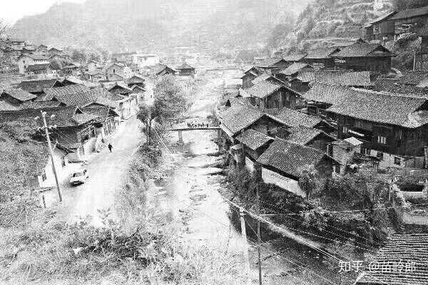 西江千户苗寨〕 第一张是80年前,第二,三张90年后,第四,五张10年来