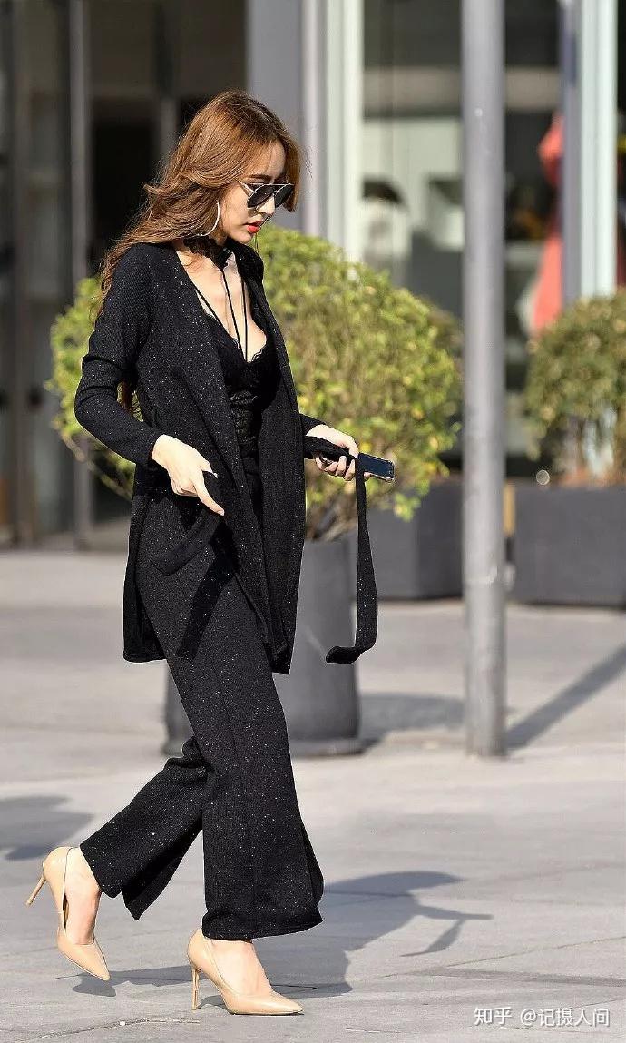 街拍时尚女生穿搭高跟鞋走路的姿态也变得迷人