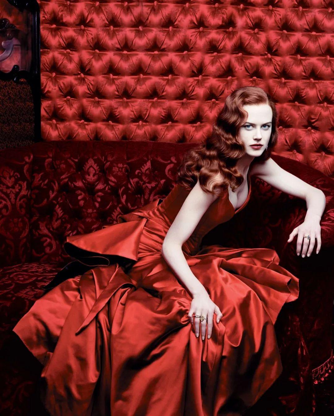 妮可基德曼在《红磨坊》里饰演红磨坊的"头牌"莎婷