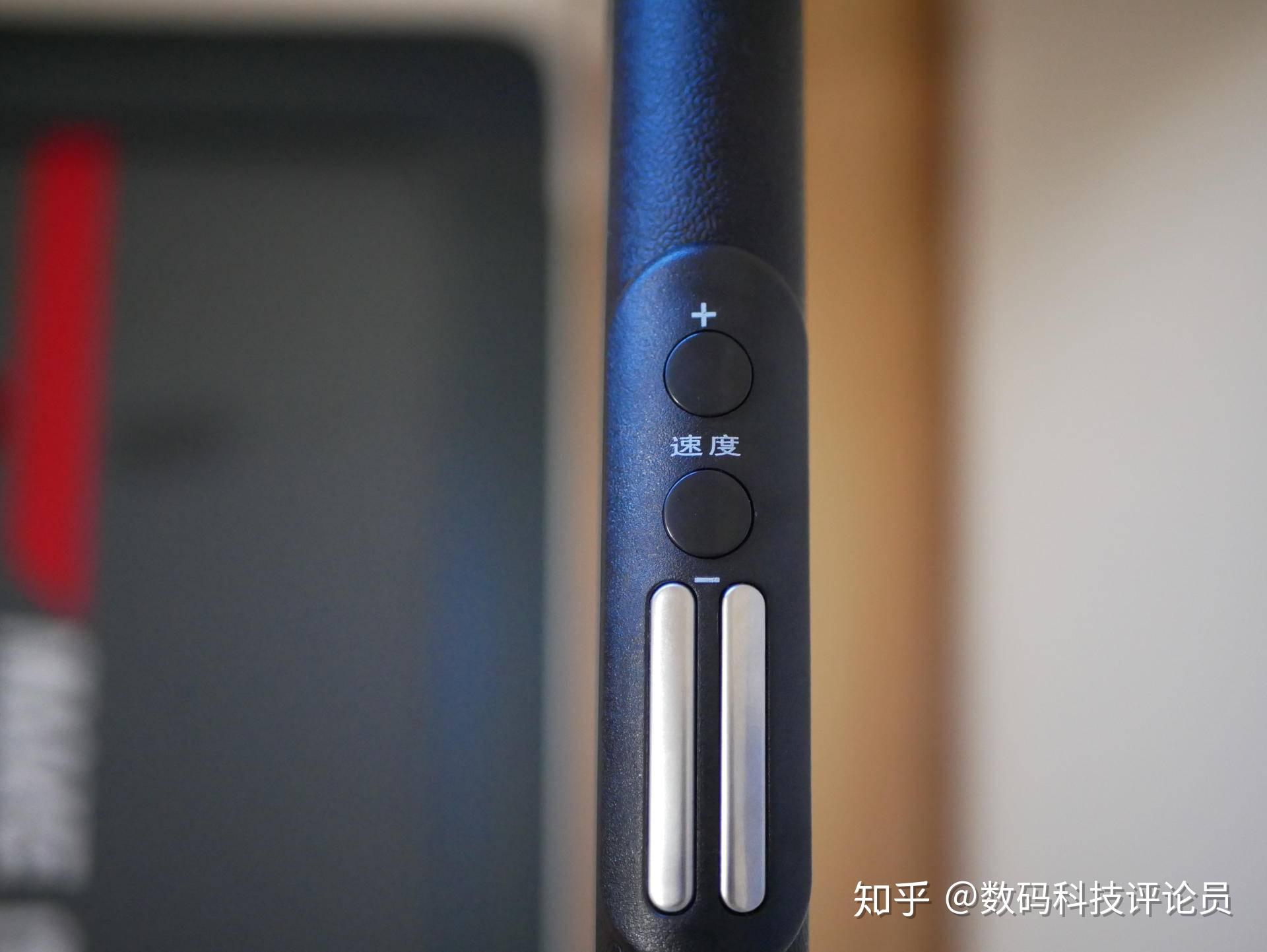 外观方面,佑美u3h跑步机均采用abs环保材质,美观大气,底部是开关,开关