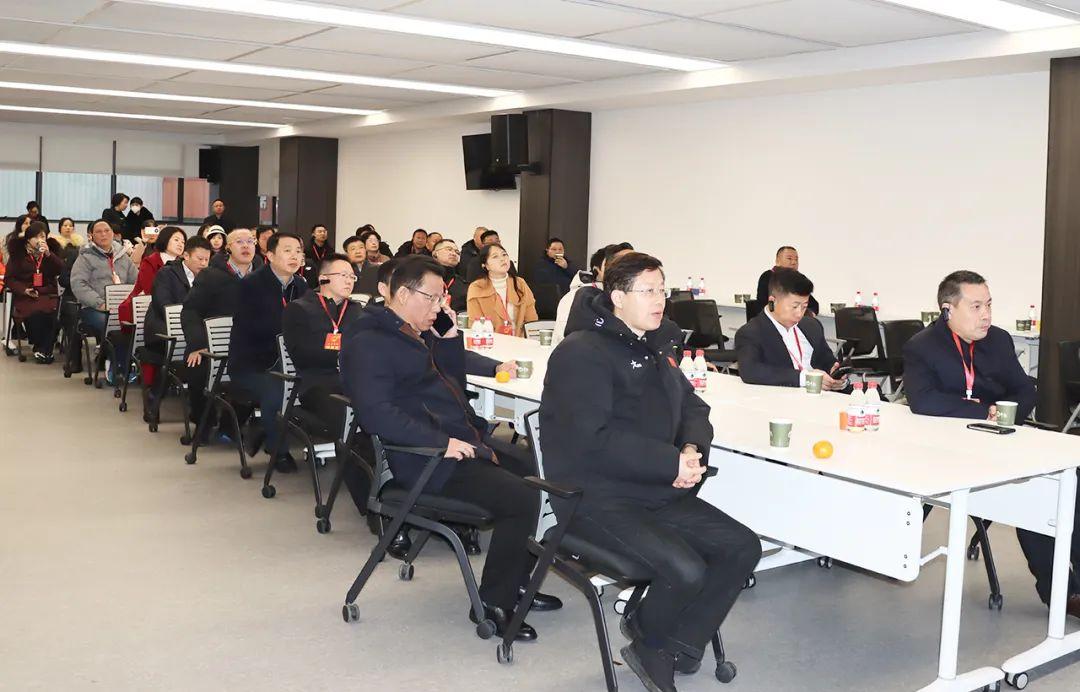 胡國安代表聆聽項目介紹雨花經開區黨工委副書記,管委