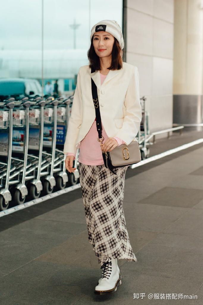 贾静雯越活越少女!一袭荷叶裙穿出公主范,硬是从45岁嫩回20岁