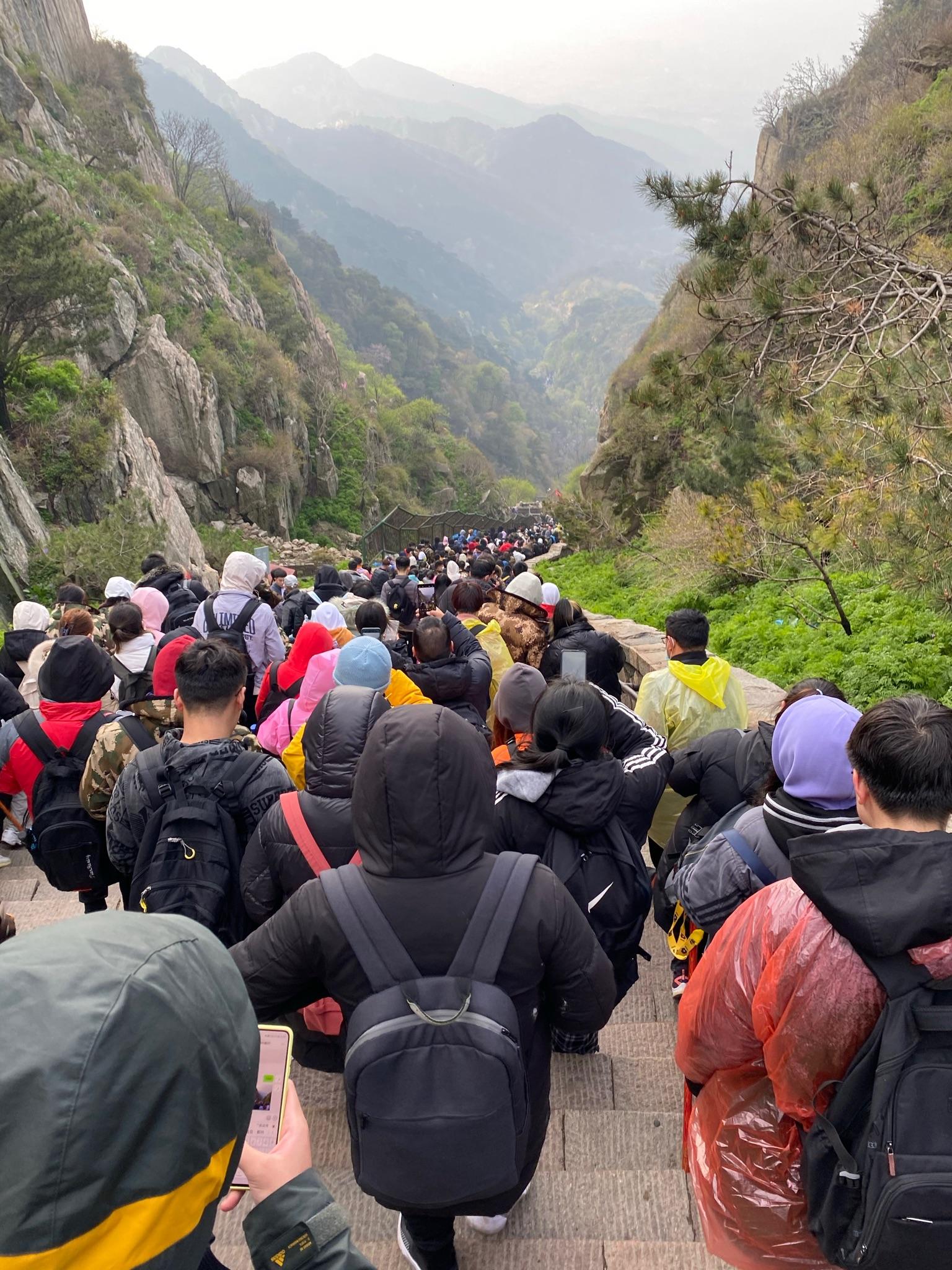 如何看待五一假期首日的泰山景区游客大量聚集的不实报道