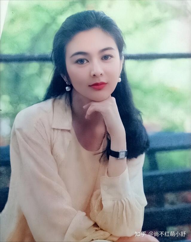 关之琳真是美了58年年轻时素颜穿衣俏丽年老没玻尿酸脸也高级