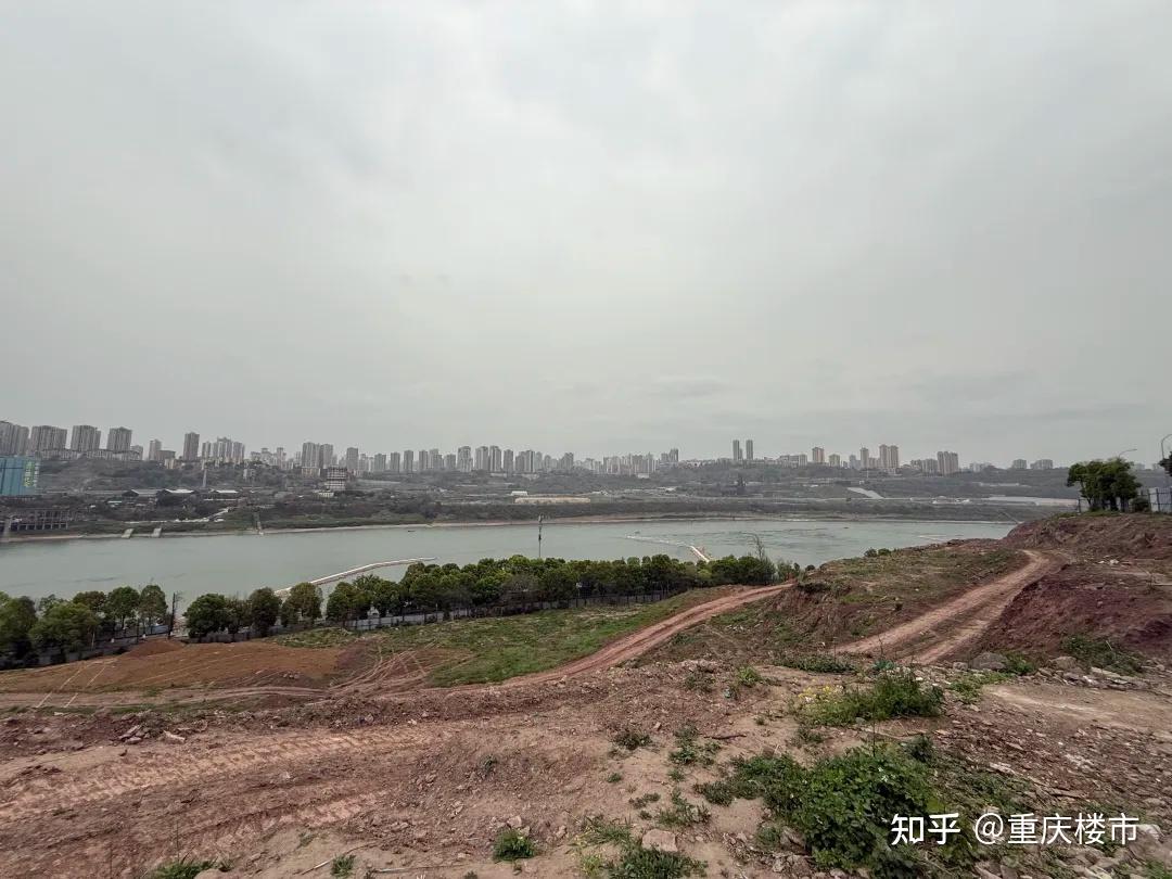 唏嘘！重庆巴滨路大型商业开发多年仍是荒地，能否等来曙光？ - 知乎