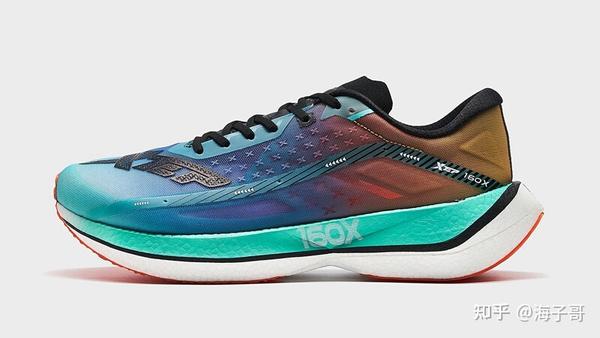 飞影pb是乔丹的一款碳板跑鞋,单只跑鞋178g,中底采用巭pro回弹科技