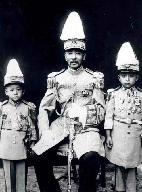 民国北洋政府后期张作霖的“陆海军大元帅大礼服” - 知乎