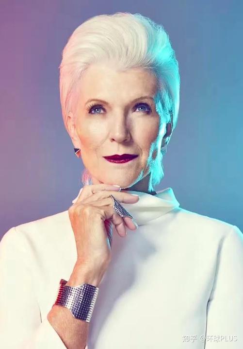 比马斯克更酷的是他的超模老妈离异考双硕士60岁登t台