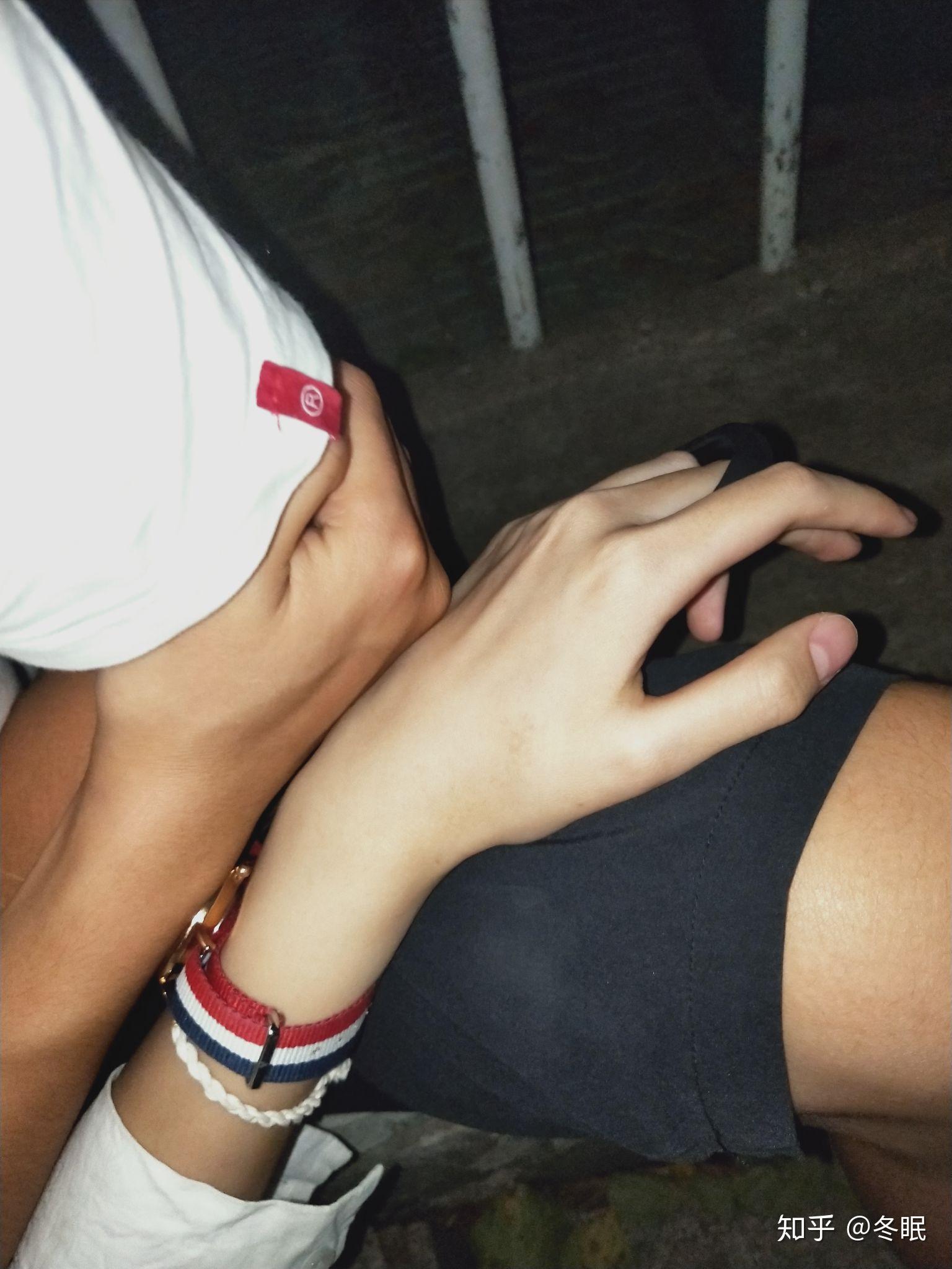 本人男生怎么假装有男朋友想求一张牵手照片或者依稀可见背影的照片发