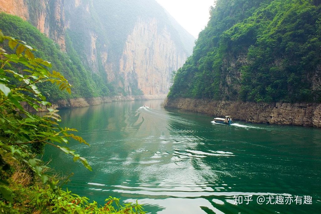 長江三峽巫峽口景區:長江三峽巫峽口景區位於長江三峽巫峽東端出口,是