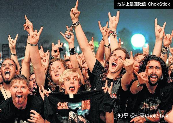 无名指,大拇指弯下,举起食指和小拇指 就连闻名天下的 "摇滚不死!