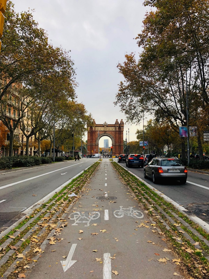 西班牙巴塞罗那的唐人街:凯旋门附近,中文招牌比比皆是,吃喝玩乐一应