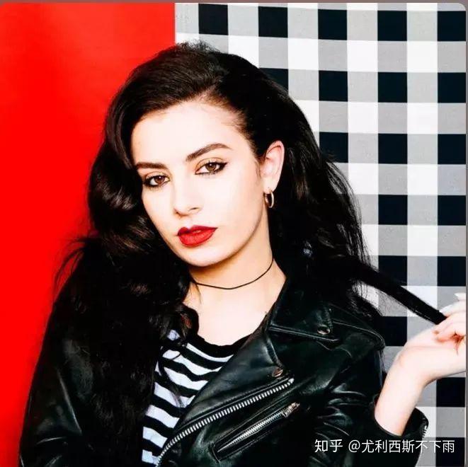 安静地躲进charlixcx的喧嚣里