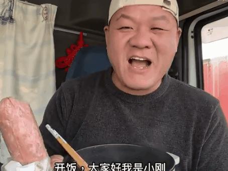 而最近小刚一番劝诫年轻人的话也在网上