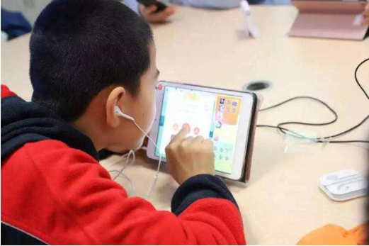 儿子网课6个月近视300度老母亲终于找到一个放肆刷手机还不近视的好