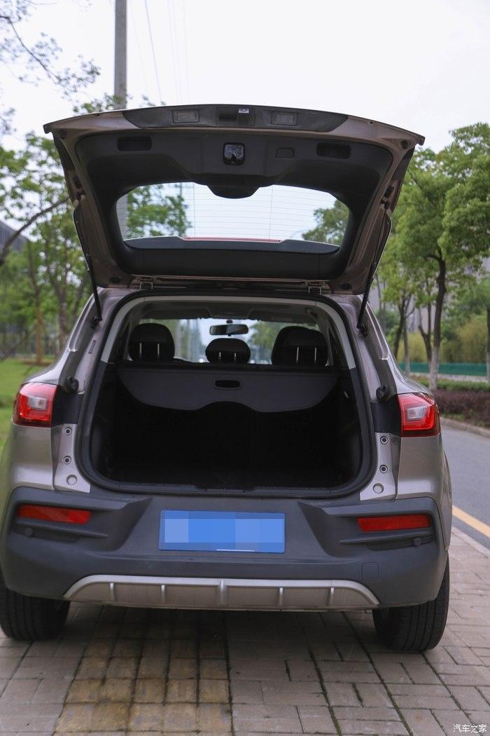 就记得要给大家看看后备箱了,忘记来个大鹏展翅了,不然会更帅.