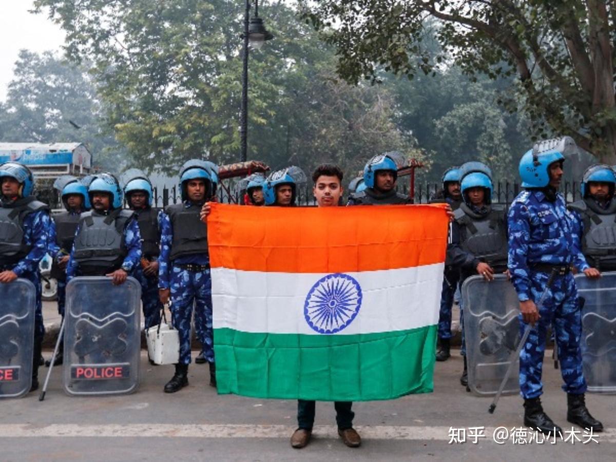 (mohammad anas qureshi) 在防暴警察面前与印度国旗合影留念