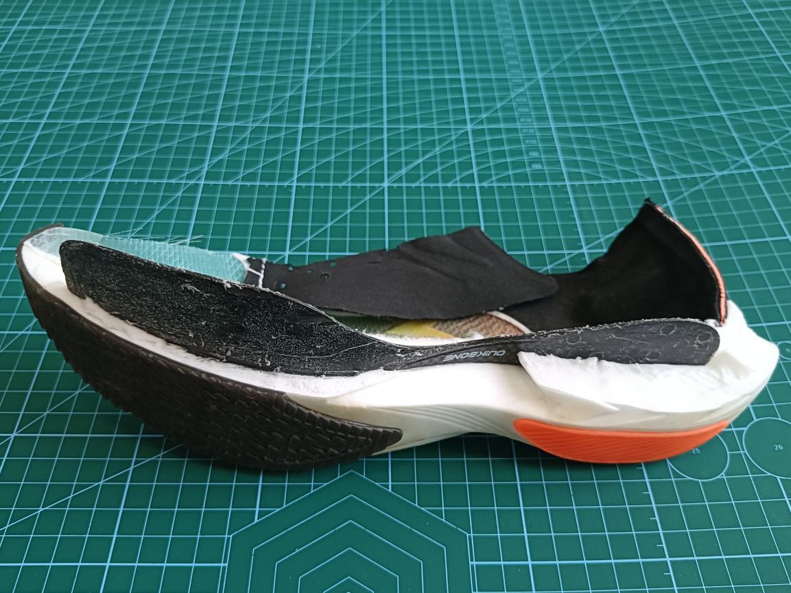 拆开的碳板是什么样的361度飞燃st碳板跑鞋拆解测评