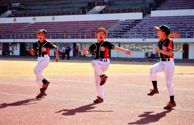 收容十多个孤儿成立爱心棒球学校,想为中国棒球输送人才