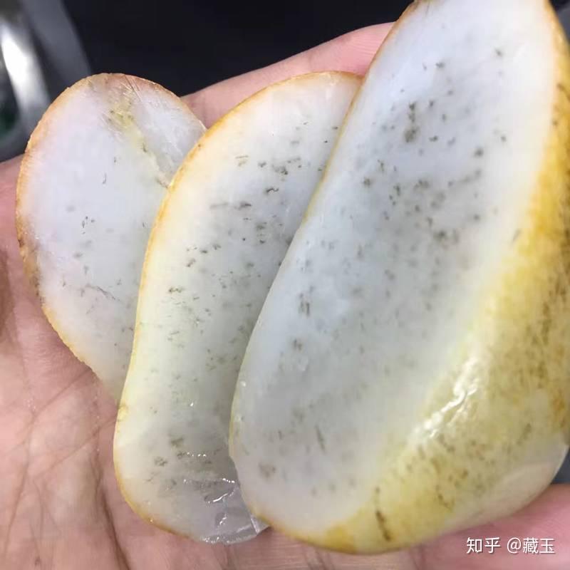 它切开后是下面这样的:玉肉白润干净,大裂和脏都没有窜到玉肉内部,都