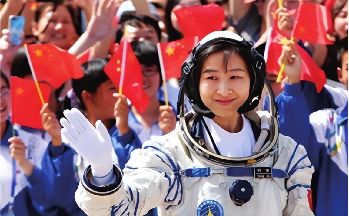 中国首位女航天员为何回到地面后突然销声匿迹如今咋样了能量早餐来