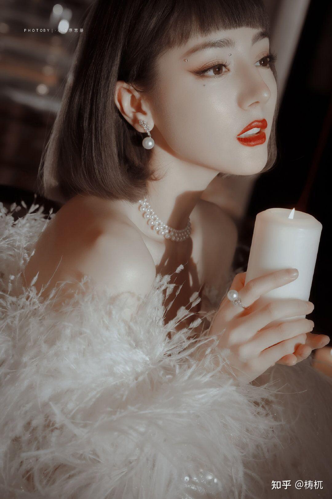 迪丽热巴羽毛裙大赏这满屏的大长腿真的是赏心悦目镂空羽毛吊带裙和
