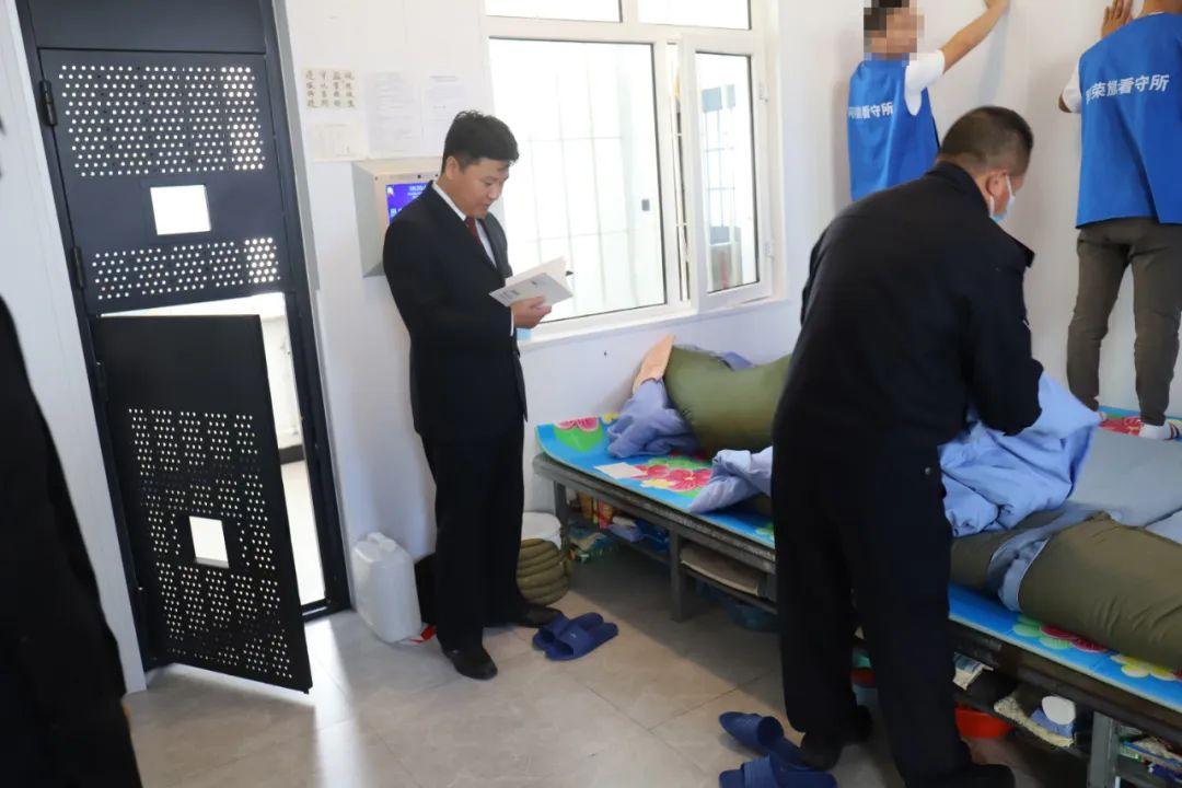 此次安全检查首先实地检查了看守所接待大厅,远程提审室,视频监控中心