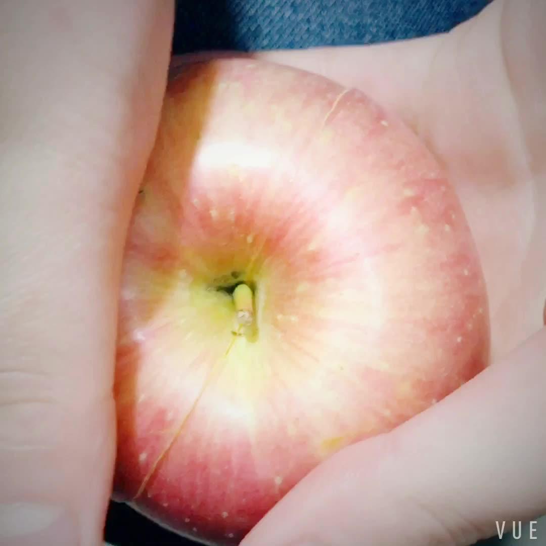 请问怎样徒手掰苹果