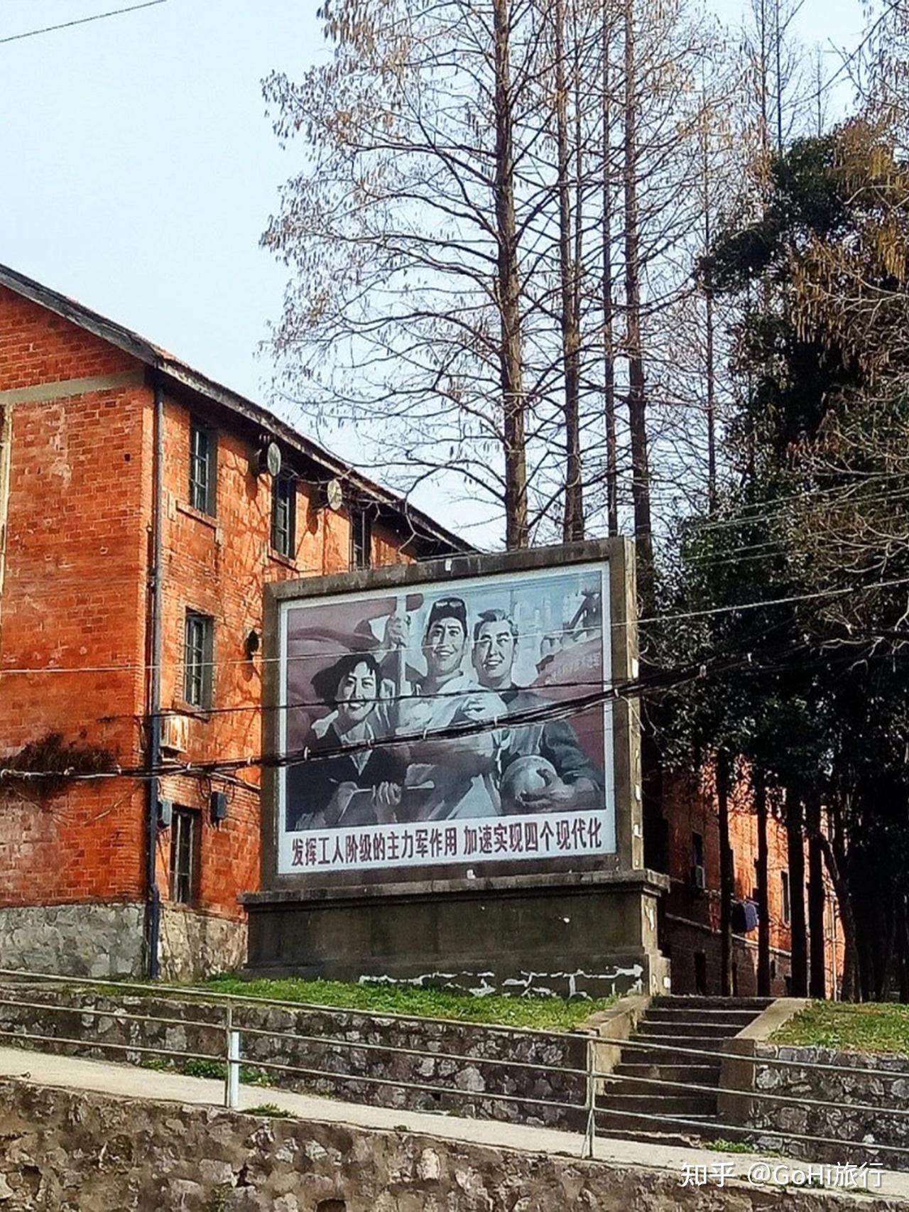 《你好,李焕英》中的「胜利化工厂」是湖北宜城东方化工厂,拍摄场景则