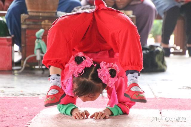 清明上河園裡還有一位年僅6歲的小網紅,她超讚的柔術表演令她在小小