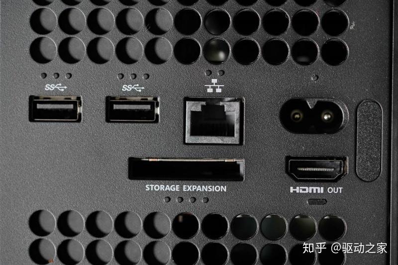 右下角则是无线配对按钮(xbox专用频率)以及一个usb 3.1接口.