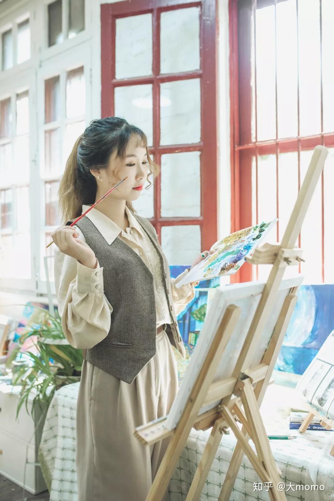 就画室主题而言,可以让模特拿着画笔和调色盘,或站或坐在画架前,记录