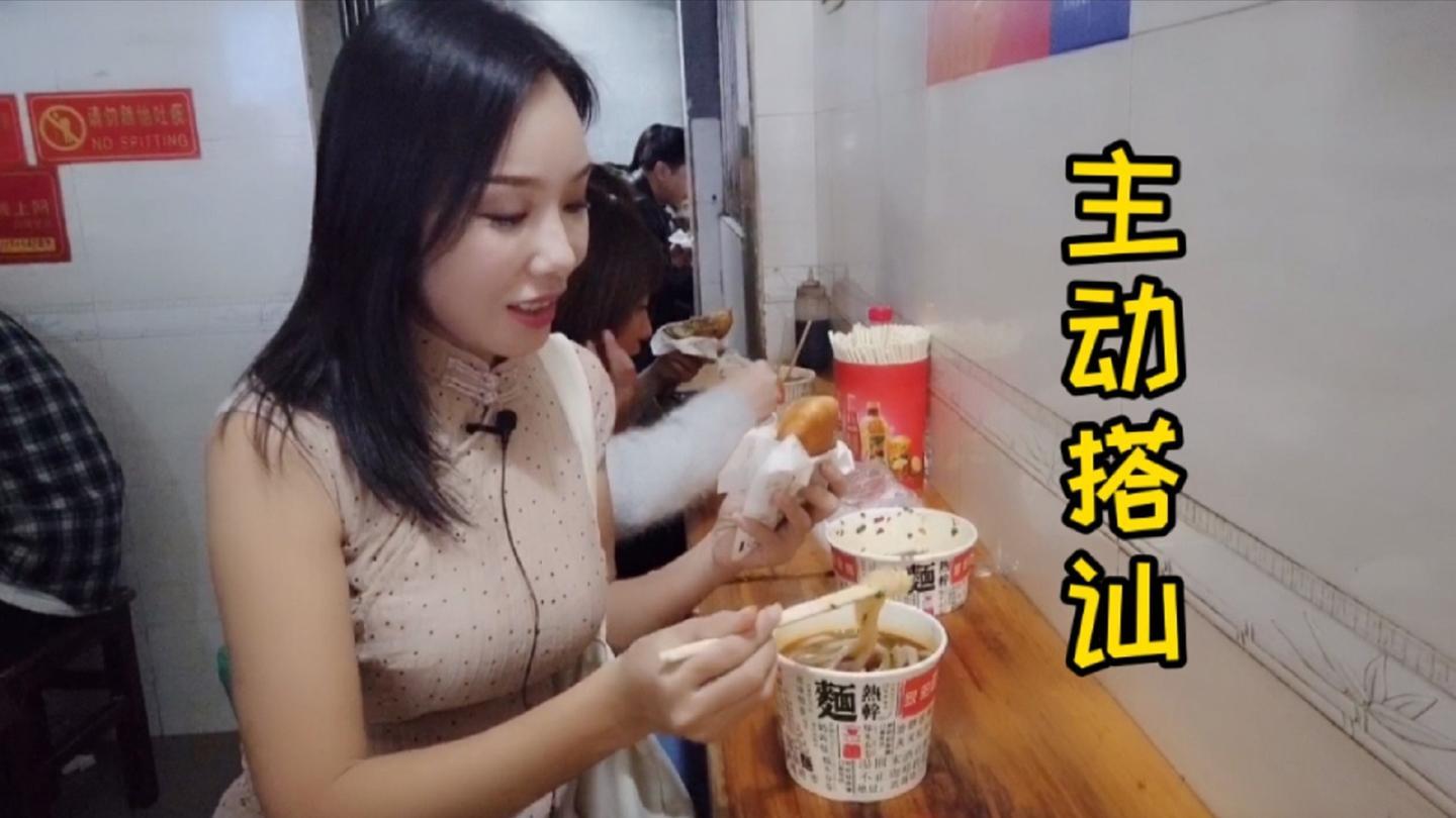 女孩腿受伤了,洗澡成了大难题,看看她是怎么解决的 发布于 17 小时前