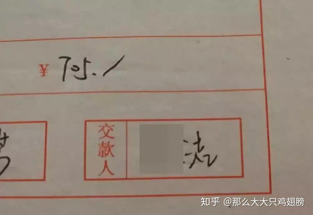 保单上的签字，明显与她的字迹不符。小洁，也显然蒙在鼓里。 3结婚时，