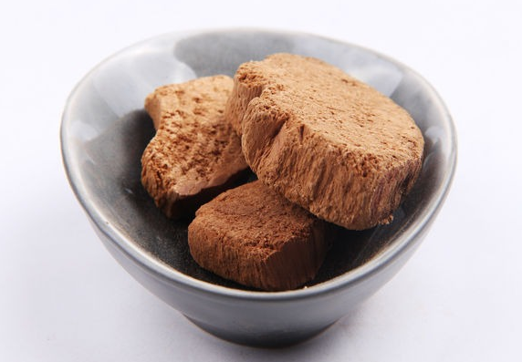 茯神是什么?与茯苓的区别在哪里?