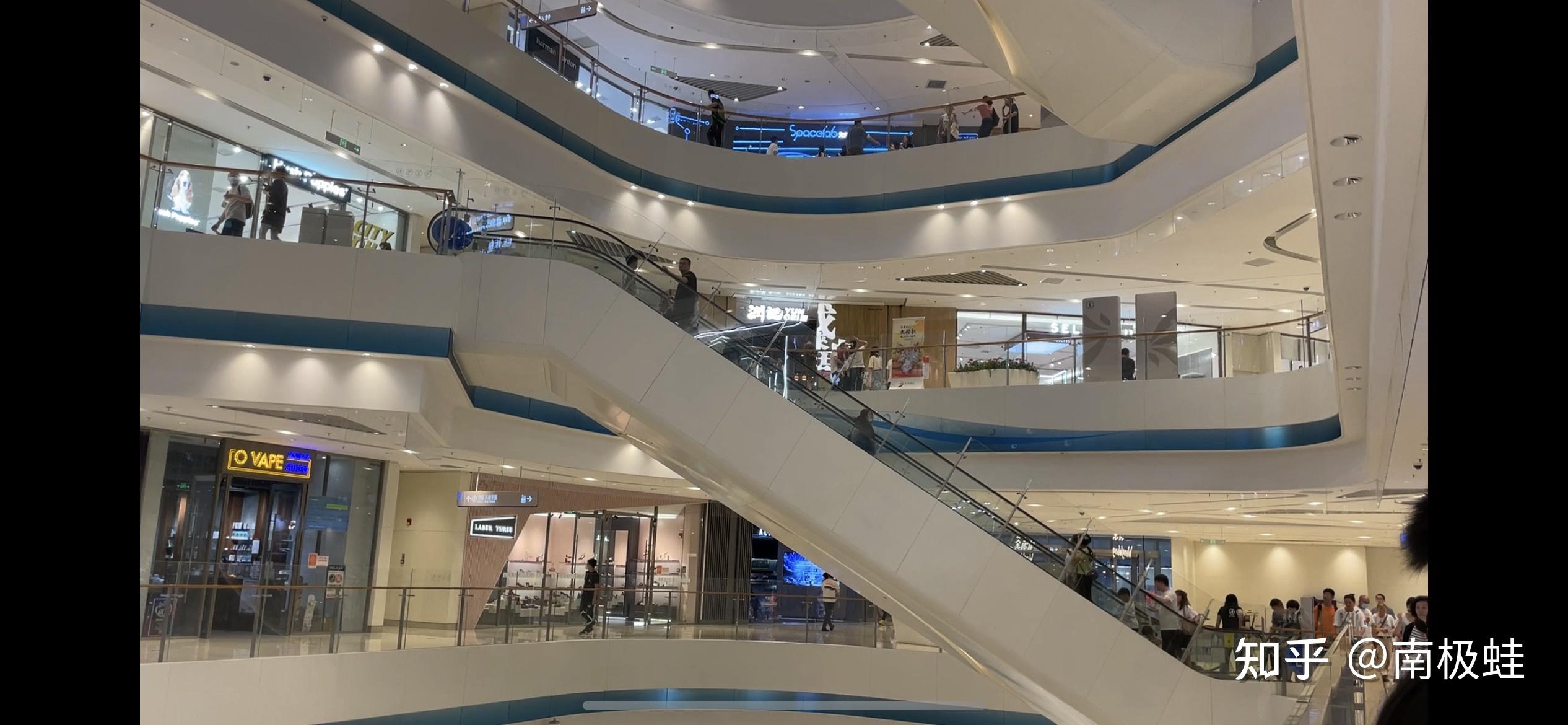 苏州中心广场拥有国内最大购物中心和空中生态园