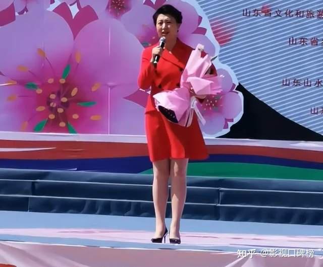 闫学晶在简陋的舞台表演出场费30万被调侃有钱赚啥都能干