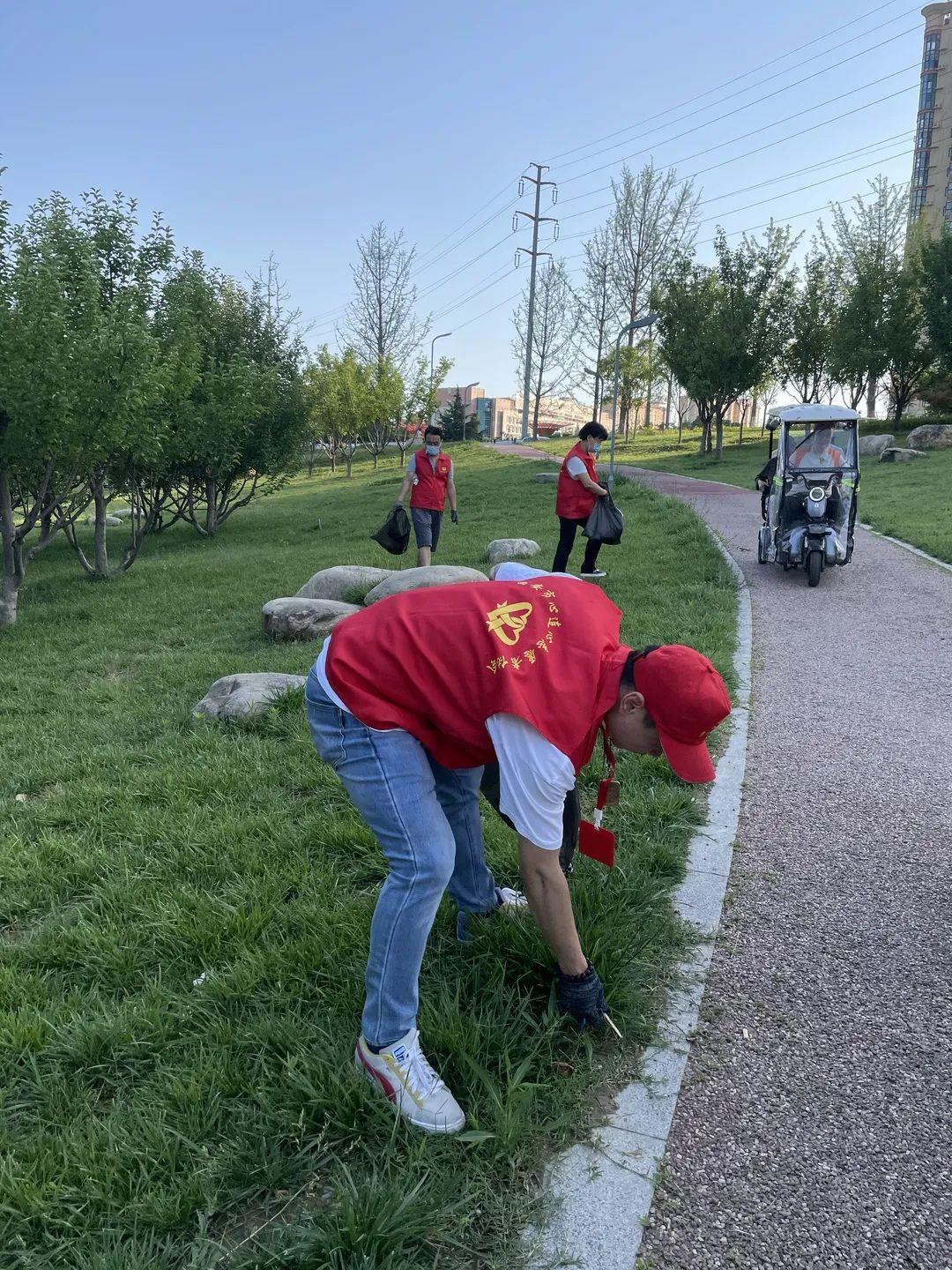 西安市心连心志愿者协会开展沣河捡垃圾提倡环保活动