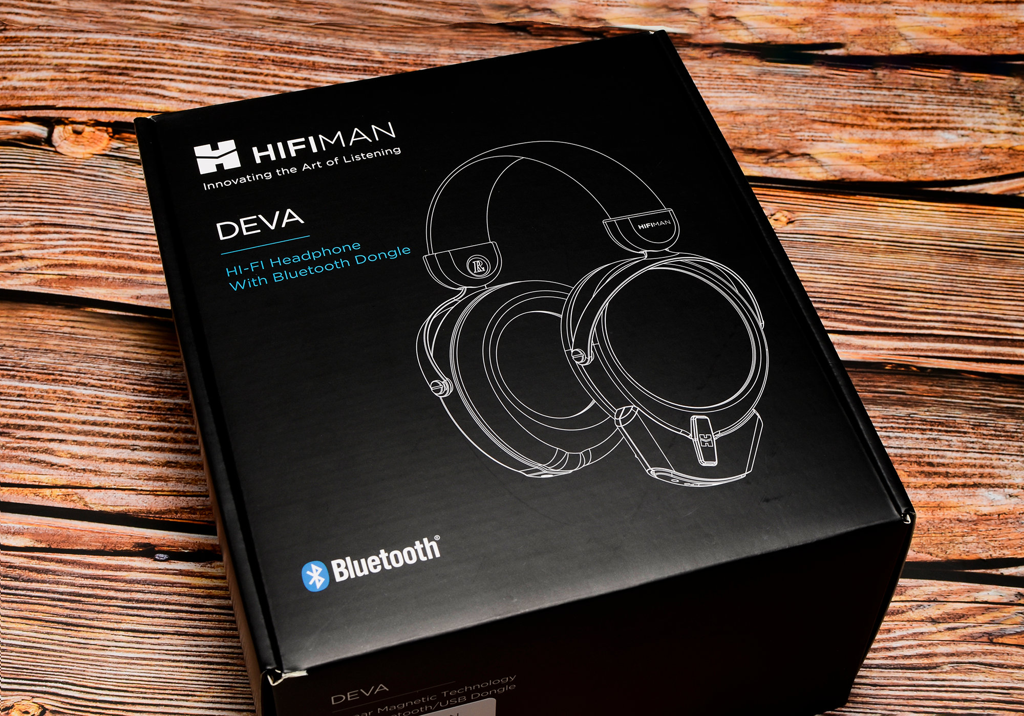 先看开箱,耳机的外包装盒还是挺大的,盒子的外形整体比较方正