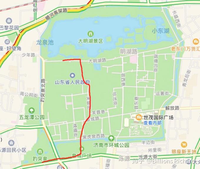 这是济南旧城区,环绕的是护城河沿着红色路线,先玩趵突泉,再去五龙潭
