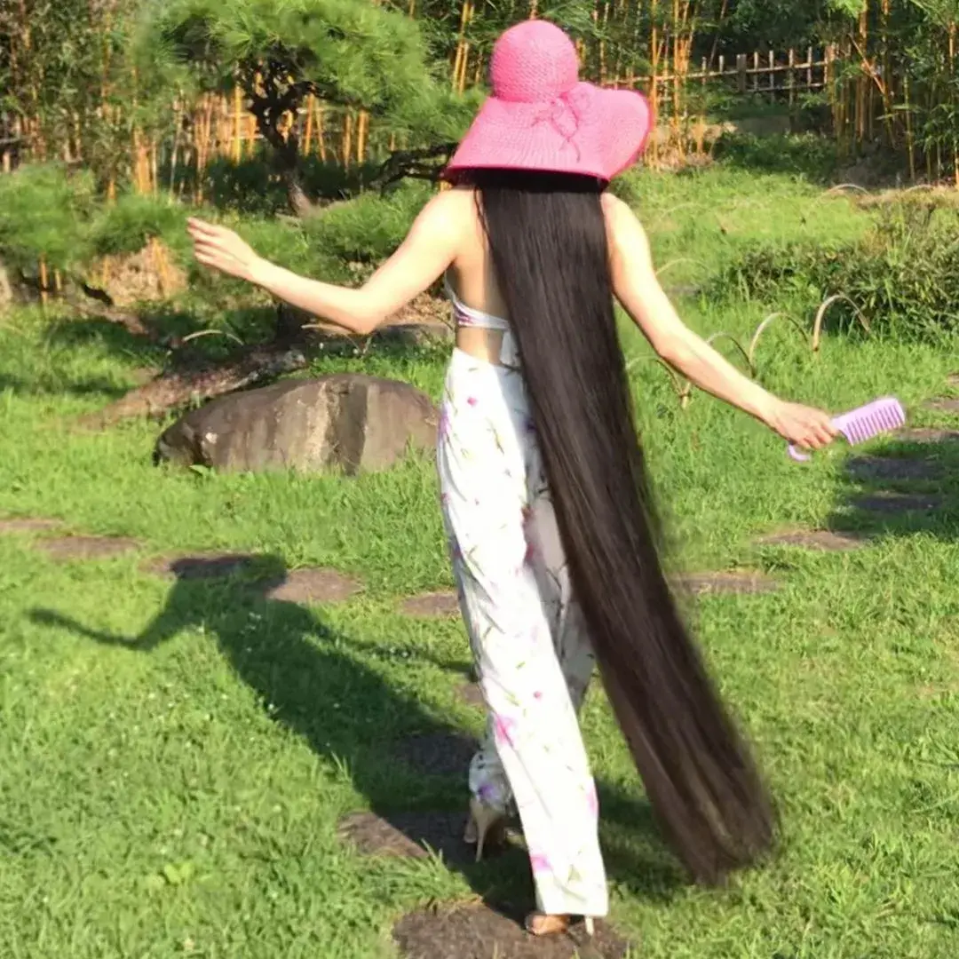 钢管舞女郎15年不剪发1米7长发惊悚似怪物网友上厕所时怎么办