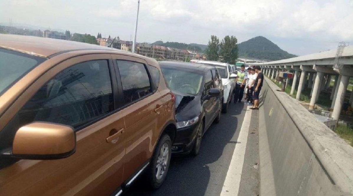 已致3死6伤陕西包茂高速43车连撞10余辆车起火现场浓烟滚滚