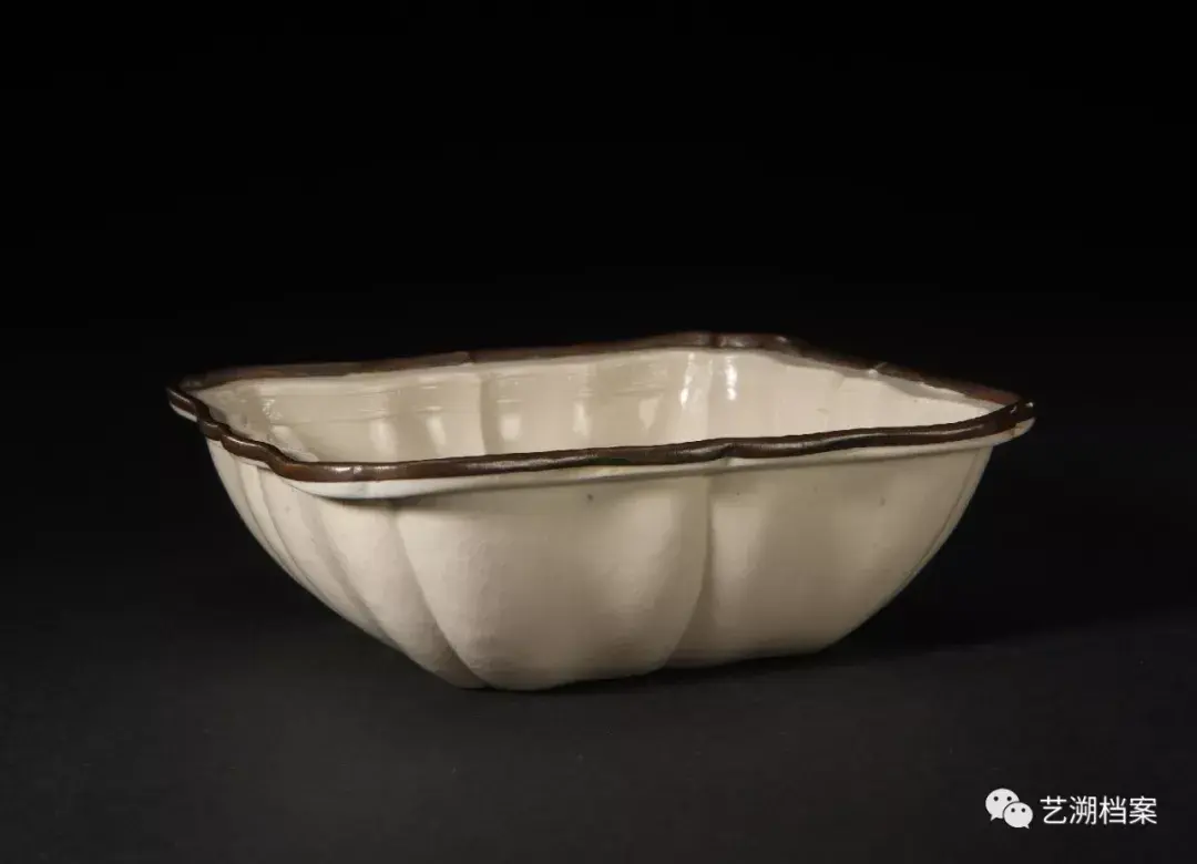 金 定窑白釉天禄流云纹方洗