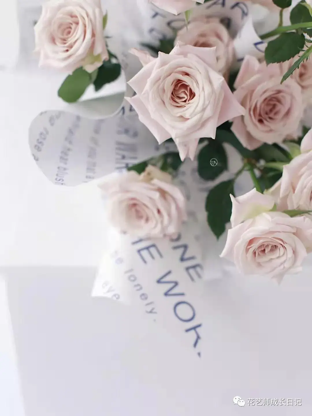 photo by 小红书@beautyflora美好时光花艺也可以也曼塔玫瑰为主花材