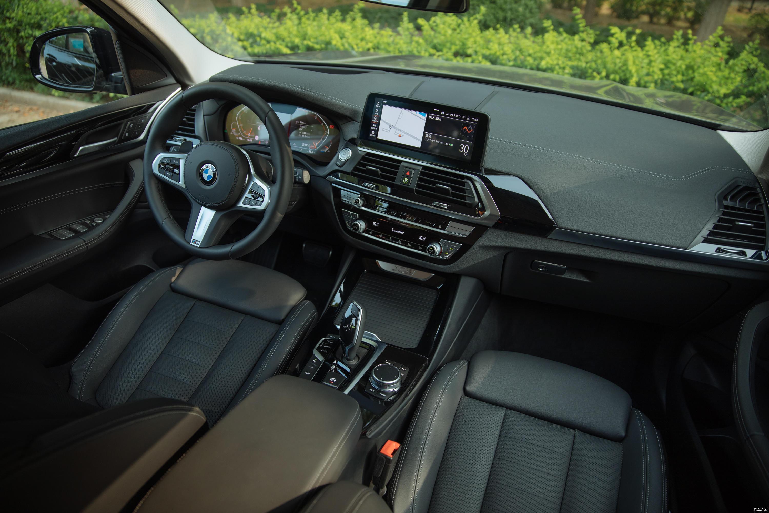 bmw x3的上代车型相比ta的竞争对手,在内饰设计上显得更加保守,但新款